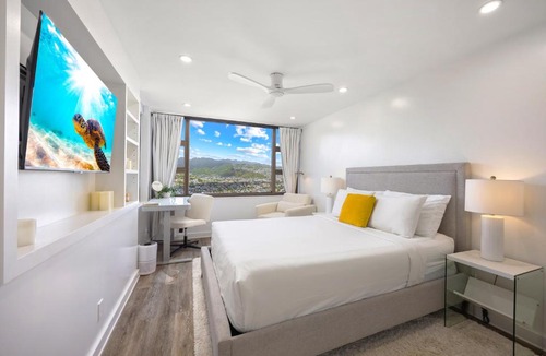 Waikiki Apartment | 37th-floor retreat with lanai, pool, & scenic views