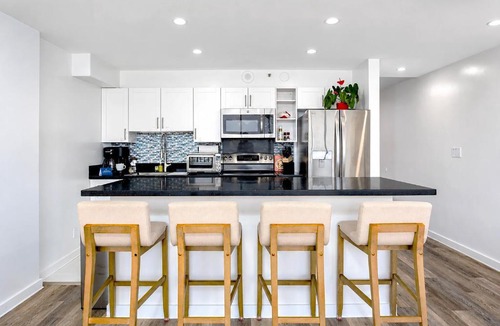Waikiki Apartment | 37th-floor retreat with lanai, pool, & scenic views