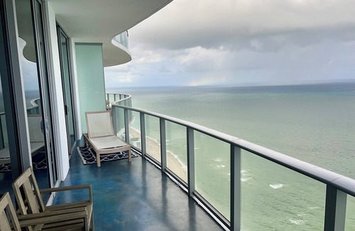 Hollywood South Central Beach House | 39th Floor Oceanfront Penthouse Hollywood Beach · Resort Pool · Stunning Views