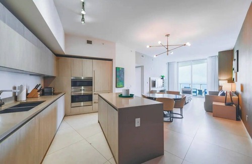 Hollywood South Central Beach Condo | 39th Floor Oceanfront Penthouse with Pool & Gym