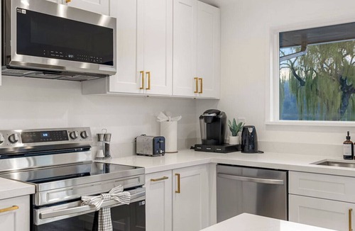 Bremerton House | 3B2B Upper Unit w/Oceanfront & Rainier Views