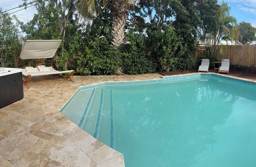 Deerfield Beach House | 3b2bprivate house with pool and hot tub 1 mile from the ocean in the cove