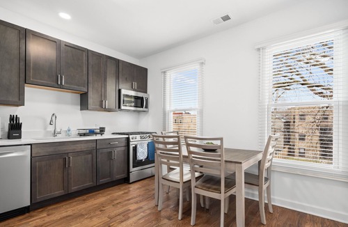 The Gap Apartment | 3bd/2ba, King bd, Pets OK, Laundry, Fenced Yard, Near Downtwn, Hospitals, & Unis
