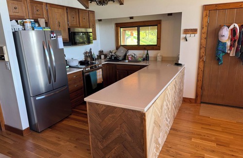 Clyde Cabin | 3bd, 2ba, Smoky Mountain cabin: bathed in forests, blessed with views
