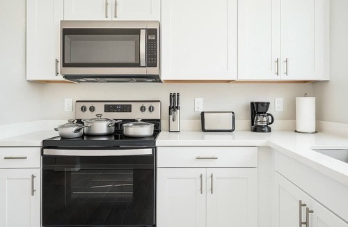 Glendale Apartment | 3BD/Free Parking/75" Smart TV/2BR/2Bath