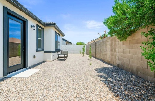 Glendale Apartment | 3BD/Free Parking/75" Smart TV/2BR/2Bath