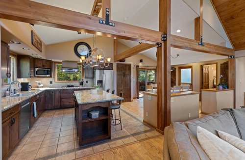 Breckenridge House | 3BD Stunning Views, Hot Tub, Dog-Friendly