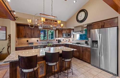 Breckenridge House | 3BD Stunning Views, Hot Tub, Dog-Friendly