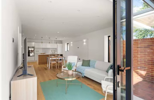 Coulsdon West Apartment | 3bd Stylish Modern l FREE Parking