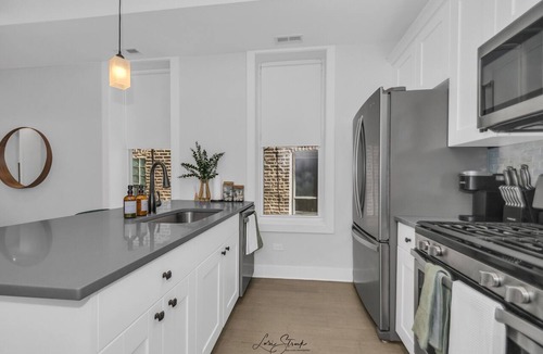 West Town Condo | 3BD West Town Gem: Explore the Windy City in Style