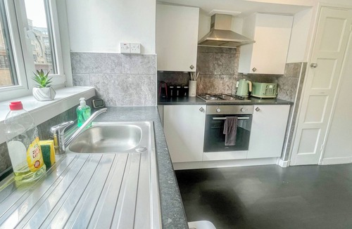 Woodberry Down Apartment | 3BDR flat with Balcony & WIFI near Finsbury Park, Manor House, Emirates Stadium