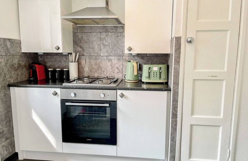 Woodberry Down Apartment | 3BDR flat with Balcony & WIFI near Finsbury Park, Manor House, Emirates Stadium