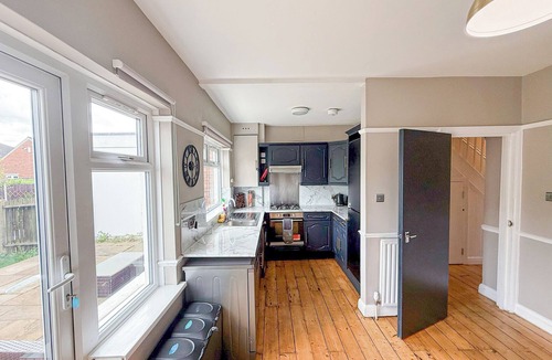 Beverley Apartment | 3BDR New Malden Home + FREE Parking/Garden near Kingston upon Thames & Wimbledon