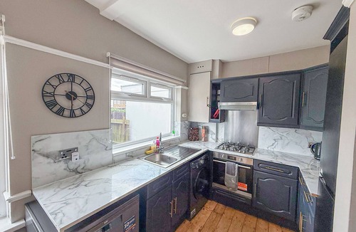 Beverley Apartment | 3BDR New Malden Home + FREE Parking/Garden near Kingston upon Thames & Wimbledon