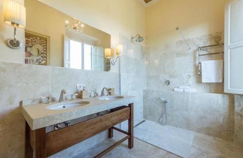 Oltrarno Apartment | 3bdrm luxury Apartment in Tuscan Villa,Private Estate, shared Swimmingpool