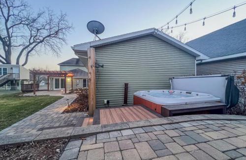 Cedar Falls House | 3Bed 2Bath Outdoor Oasis, Fenced Yard, HOT TUB!