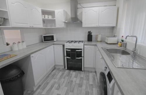 Leamington Spa Apartment | 3Bed Central Flat - free parking