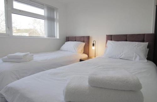 Leamington Spa Apartment | 3Bed Central Flat - free parking