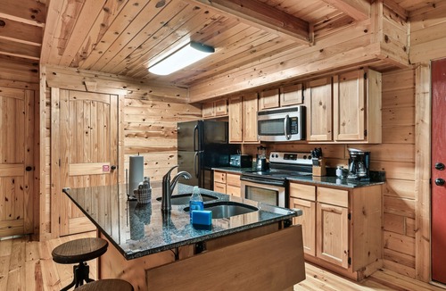 White Oak Lodge Cabin | 3bedroom 2bath cabin.Easy in winter, no steep hills.15 min to Gatlinburg strip.