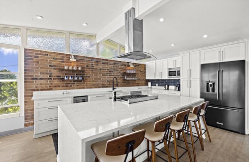 Bryn Mawr-Skyway House | 3BR 2.5BA Lakeview Retreat- Outdoor Living Spaces, Putting Green, Chef`s Kitchen
