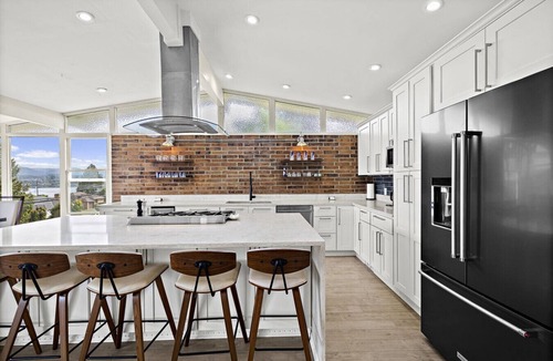 Bryn Mawr-Skyway House | 3BR 2.5BA Lakeview Retreat- Outdoor Living Spaces, Putting Green, Chef`s Kitchen