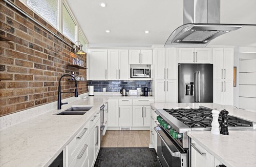 Bryn Mawr-Skyway House | 3BR 2.5BA Lakeview Retreat- Outdoor Living Spaces, Putting Green, Chef`s Kitchen