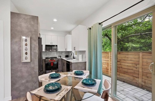 Roosevelt Villa | 3BR 2.5BA Rooftop View Green Lake Hideaway