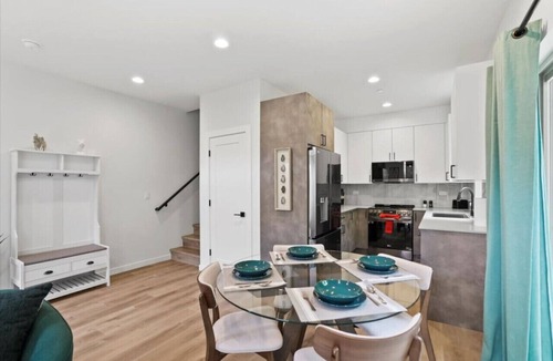 Roosevelt Villa | 3BR 2.5BA Rooftop View Green Lake Hideaway