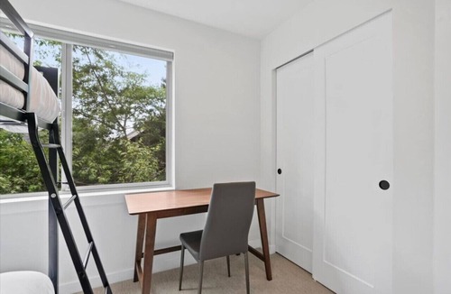 Roosevelt Villa | 3BR 2.5BA Rooftop View Green Lake Hideaway