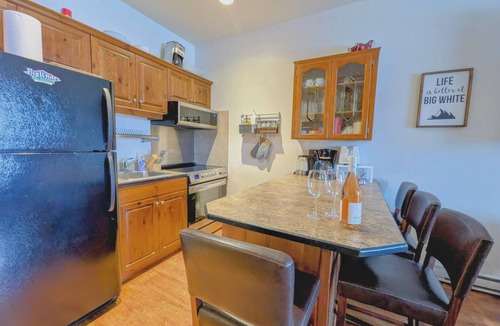 Big White Ski Resort House | ★ 3BR/2B TH, ski-in/walk-out, by ski run, new private hot tub, fireworks view!★