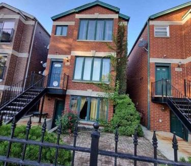Tri-Taylor Apartment | 3BR 2BA Apt UIC RUSH medical Private Parking
