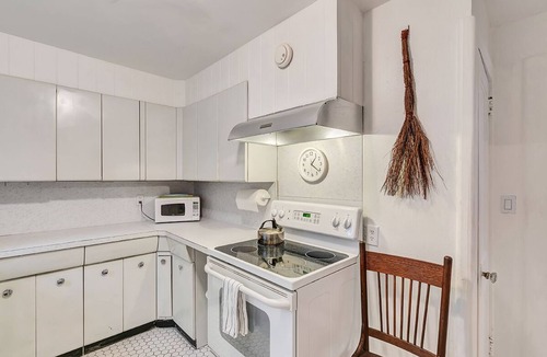 Yalaha House | 3BR, 2BA Charming 1920s Lake Estate w hot tub & Beautiful Boat Dock. Sleeps 7