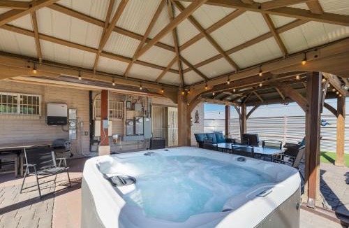Tucson House | 3BR 2BA Jacuzzi Putting Green Close to Airport