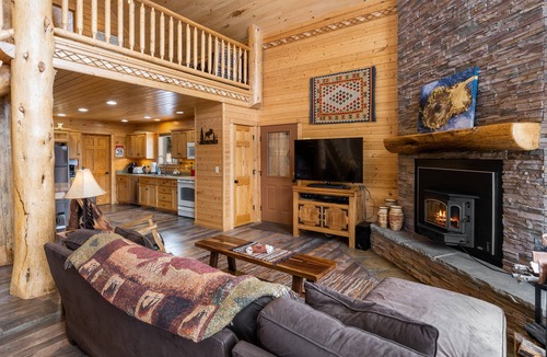 Lazy Acres House | 3BR A frame near West Yellowstone, just 7 minutes from the park! Mule Deer Cabin