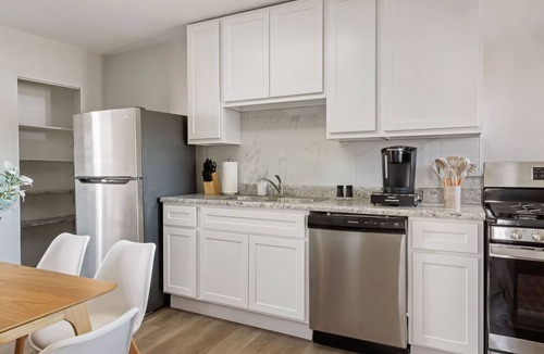 University City Apartment | ★ 3BR Apt ★ Mid Term Stay ★ The Loop - WashU - BJC ★