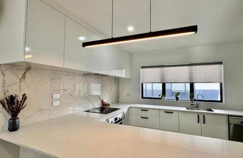 Massey Apartment | 3BR Auckland Holiday Home near Outlet shops and Costco