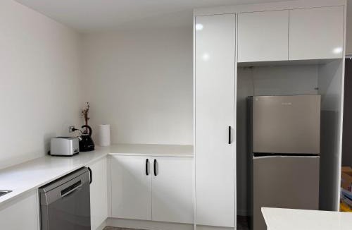 Massey Apartment | 3BR Auckland Holiday Home near Outlet shops and Costco