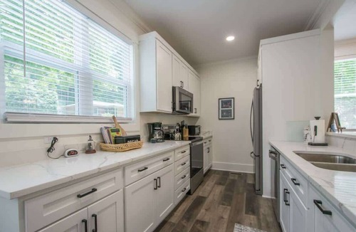 Flat Rock House | 3BR, Balconies, Walk to Playhouse+Free Activities