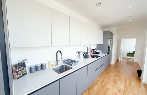 St. Mary's Park Apartment | 3BR Battersea Penthouse + Parking, Lift, 3 Balcony