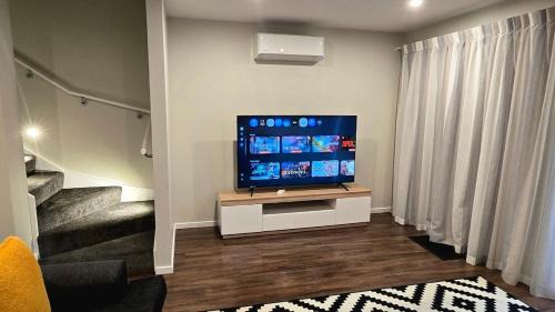 Stokes Valley House | 3BR Brand New Modern Townhouse Sunny & Spacious