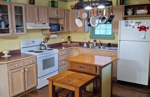 Gandeeville House | 3br bungalow in charming Walton with AC, WiFi