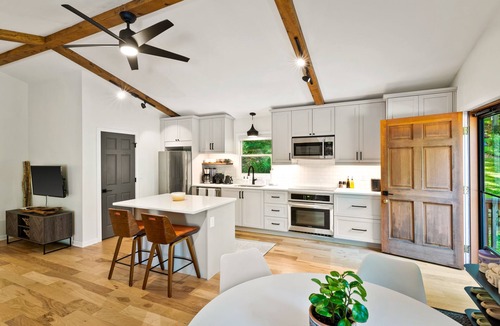 Lost River Cabin | 3BR Cabin Getaway: Hike & Swim Nearby! Modern, dog-friendly, wi-fi + king suite