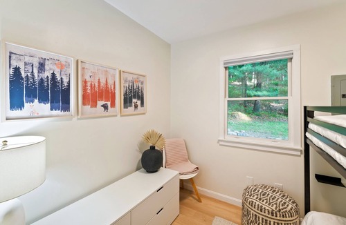 Lost River Cabin | 3BR Cabin Getaway: Hike & Swim Nearby! Modern, dog-friendly, wi-fi + king suite