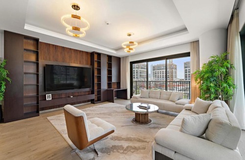 Al Wasl Apartment | 3BR Central Park, Prime Dubai Location