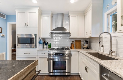 Spinnaker Beachhouses Villa | 3BR End Unit Spinnaker w/Beach Boardwalk Access Across Street! Amenity access included!