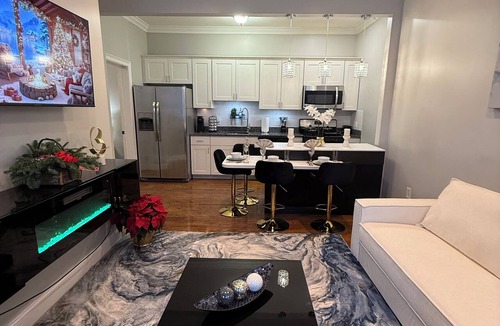 Washington Park Apartment | 3BR Executive Suite: Extended,Relocation & Renovation Stays Pet-Friendly