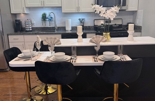 Washington Park Apartment | 3BR Executive Suite: Extended,Relocation & Renovation Stays Pet-Friendly