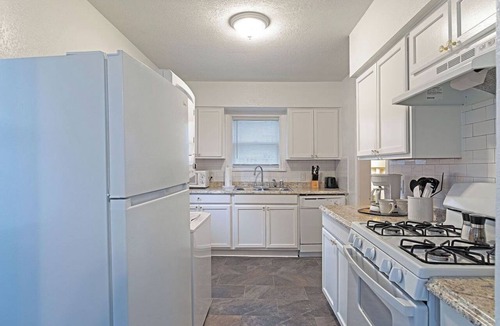 Neartown Apartment | 3BR Father's Montrose Estate A! Medical Center