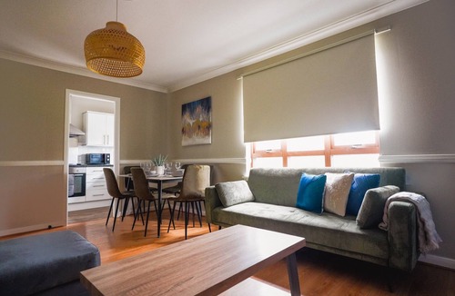 Coatbridge Apartment | 3BR Flat By Caledonia Luxe Stays Coatbridge Sleeps