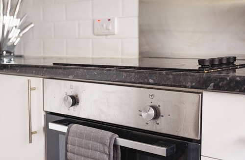 Coatbridge Apartment | 3BR Flat By Caledonia Luxe Stays Coatbridge Sleeps